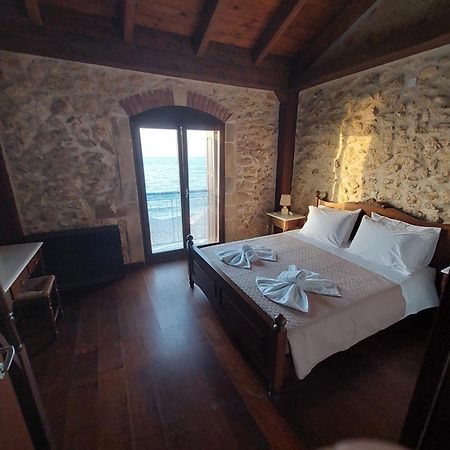 Volakas Beachfront Suites Rethymno  ภายนอก รูปภาพ